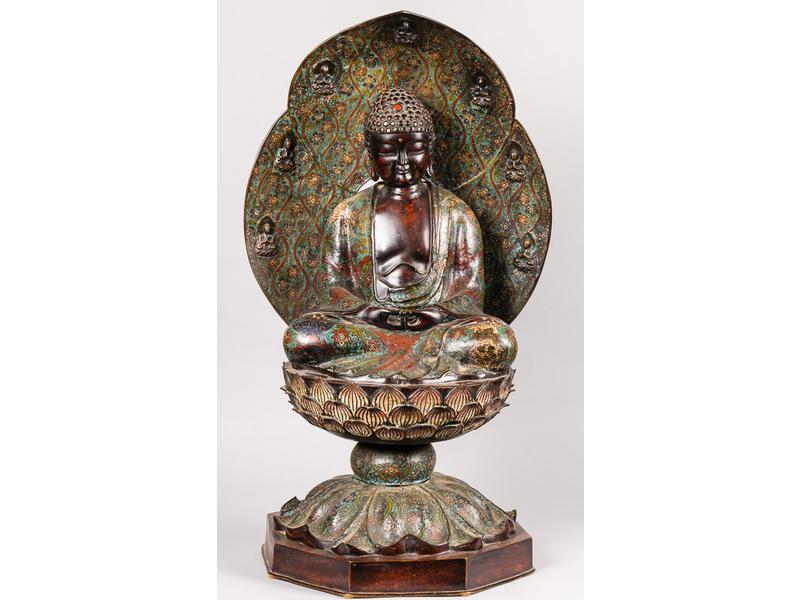 EXTREME-ORIENT : Bouddha assis sur une feuille de lotus.  Groupe en bronze à riche décor cloisonné avec sa mandorle.  Socle octogonal.  XIXe siècle.  Dim.: 90x40x40 cm.