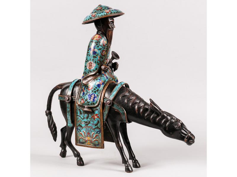 Toba sur sa mule. Grand sujet en cuivre patiné et émaux cloisonnés. Travail Extrême Orient, fin XIXe siècle. Hauteur : 57 cm.