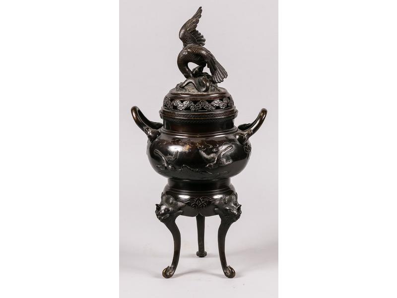 EXTREME-ORIENT : Brûle-parfum en bronze à patine brune, ciselé et ajouré d'oiseaux.  Le couvercle à décor d'un aigle et d'un serpent reposant sur un socle tripode à trompe d'éléphant.  Extrême-Orient.  Vers 1900.  Hauteur : 56 cm.