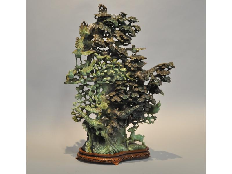 Important groupe en pierre dure verte richement sculptée et ajourée d'un arbre orné de nombreux oiseaux (composé d'un corps et d'un couvercle).  Travail Extrême-Orient.  XXe siècle.  Hauteur totale : 55.5 cm. (infimes accidents)