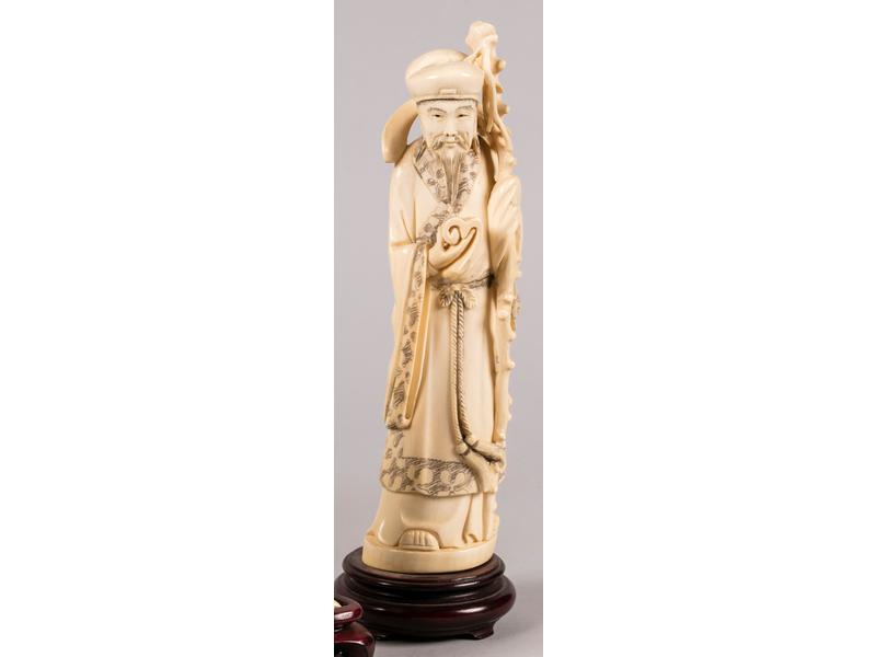 CHINE : Le lettré à la canne.  Sujet en ivoire sculpté et ciselé.  Epoque début XXe siècle.  Hauteur : 25.5 cm.  Bon état.
