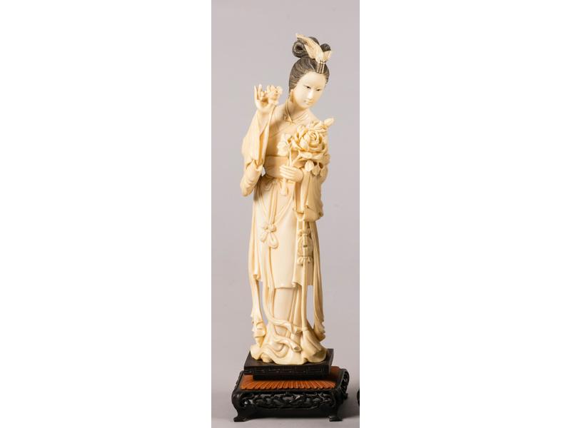 CHINE : Kwan In.  Sujet en ivoire sculpté et ciselé.  Début XXe siècle.  Hauteur : 23.5 cm.  Bon état.