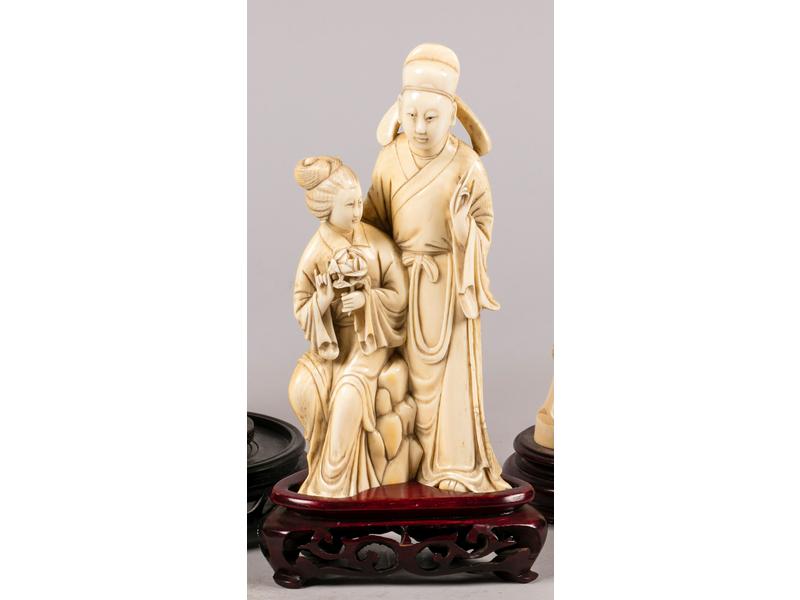 ref. 50 / CHINE : Couple de dignitaires en ivoire sculpté.  La femme assise, l'homme debout.  Epoque début XXe siècle.  Hauteur : 19.5 cm.  Bon état.