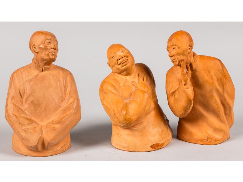 Gaston HAUCHECORNE (1880-1945) : Trois bustes de personnages asiatiques en terre cuite naturelle sculptée.  Signés.  Hauteur : 18 à 20 cm.  Bon état.