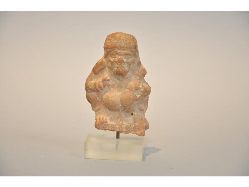 COLOMBIE ou EQUATEUR : Petit buste en terre cuite représentant un personnage coiffé. Hauteur : 12,5 cm sur un socle en plexiglas.