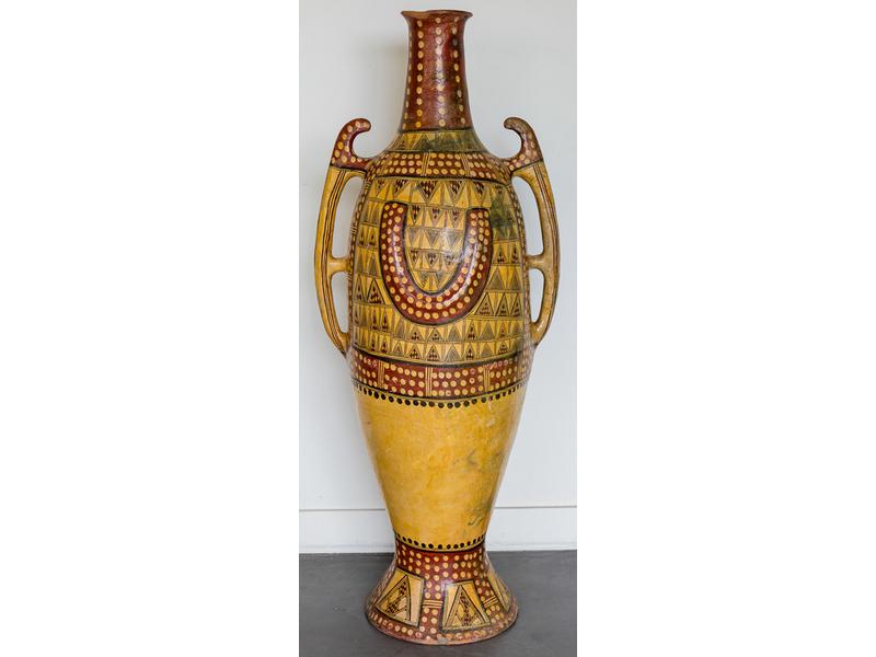 KABILIE : Grande jarre en terre cuite à deux anses et à décor peint stylisé.  Travail berbère.  Hauteur : 121 cm. (éclats socle, accident col)