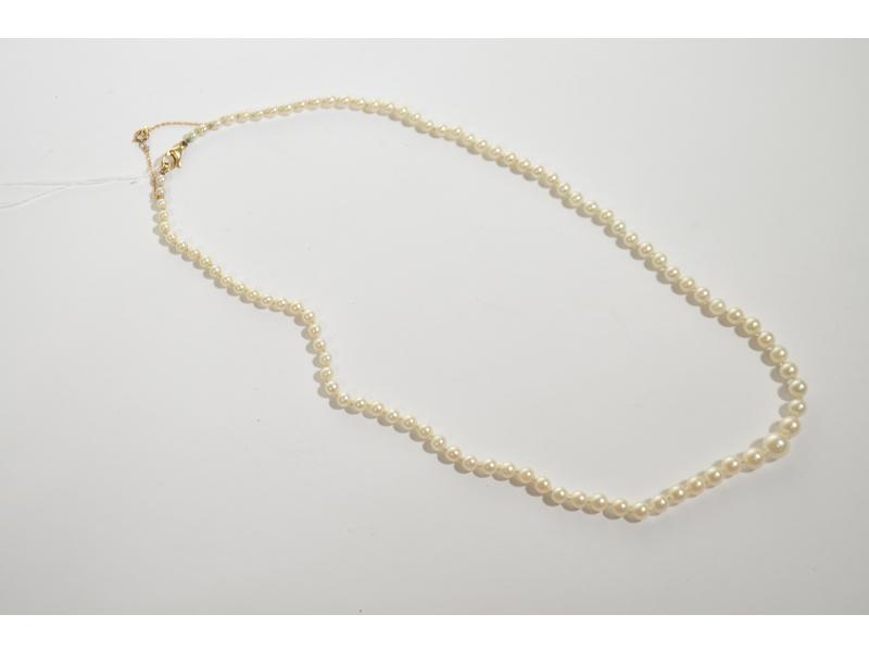 Collier de perles de culture en chute.  Fermoir en or jaune.  Poids brut : 13g10.