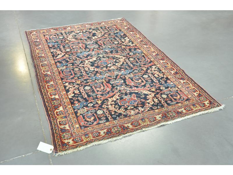 CAUCASE : Tapis en laine à décor géométrique. Dim : 194 x 128 cm (D)