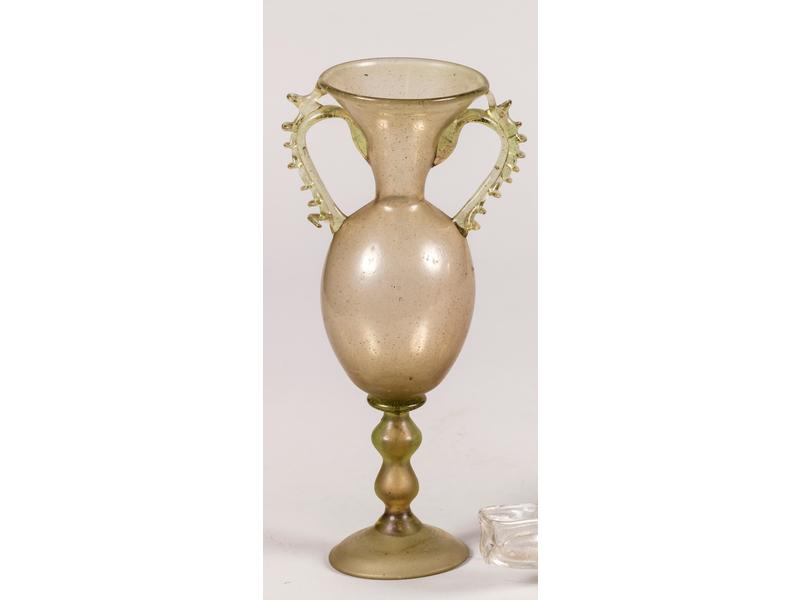 Vase à anses crénelées en verre soufflé reposant sur un piédouche.  Travail du XVIIIe siècle.  Hauteur : 21.5 cm.