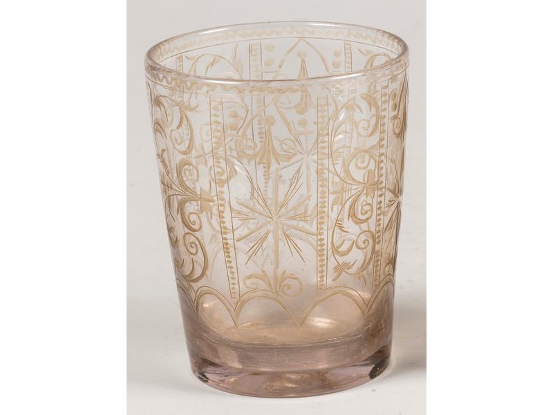 Verre de mariés de forme gobelet à décor de rinceaux et motifs géométriques.  France.  XVIIIe siècle.  Hauteur : 12.5 cm.  Diam.: 10 cm.