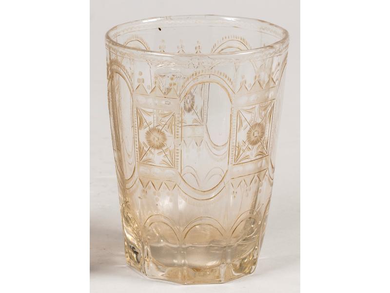 Verre de mariés de forme gobelet à pans coupés en verre taillé à décor de motifs géométriques.  France.  XVIIIe siècle.  Hauteur : 12.5 cm.  Diam.: 9.5 cm.