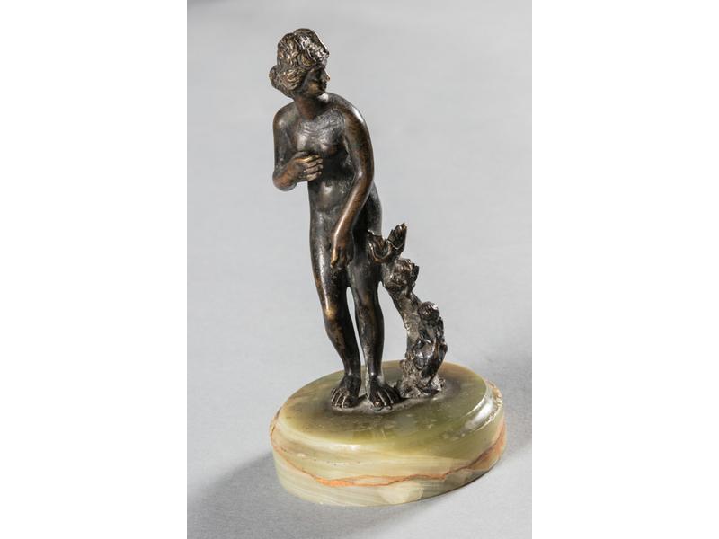 Ecole de Padoue. Vénus et putti sur un dauphin. Bronze à patine brune. Socle en marbre vert rapporté. Dim 12,5 cm