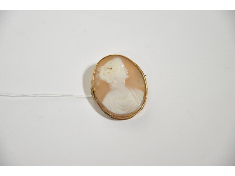 Camée coquillage à décor d'une femme de profil.  Monture en métal doré (abîmée, à restaurer)