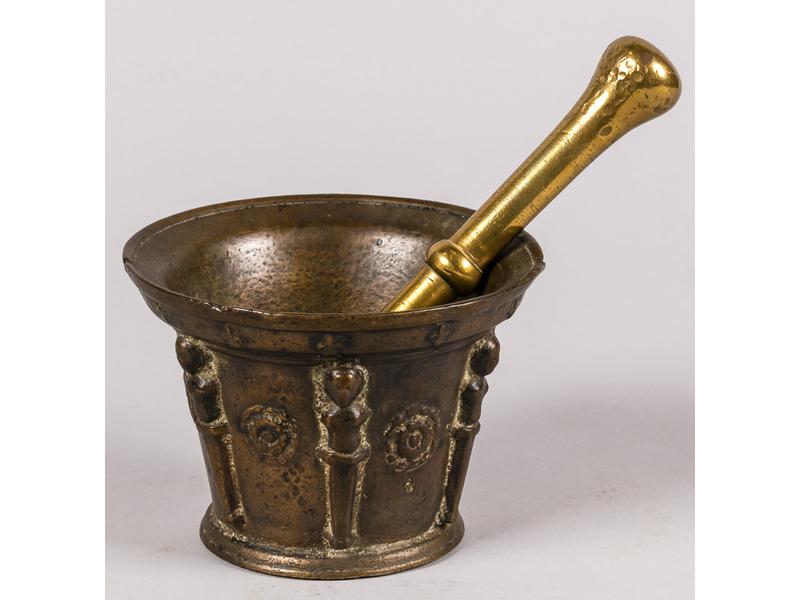 Mortier en bronze orné en léger relief d'une série de termes alternés de fleurs.  Epoque XVIIe siècle.  Hauteur : 11 cm.  Diam.: 15 cm.