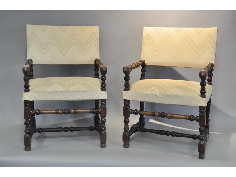 Paire de chaises à bras de style Louis XIII en bois tourné en balustre.