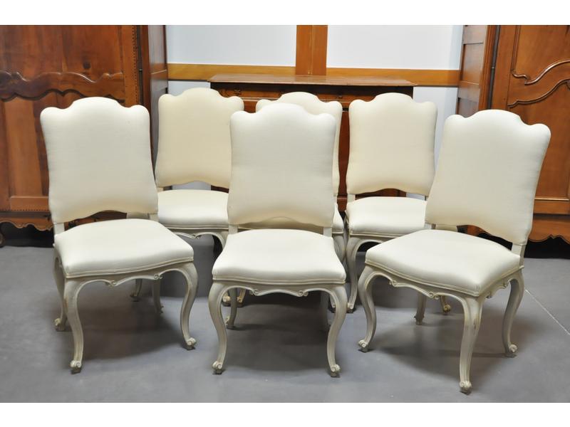 Suite de six jolies chaises de style Louis XV en bois mouluré et laqué gris, assises et dossiers entièrement garnis de toile écrue. Travail moderne