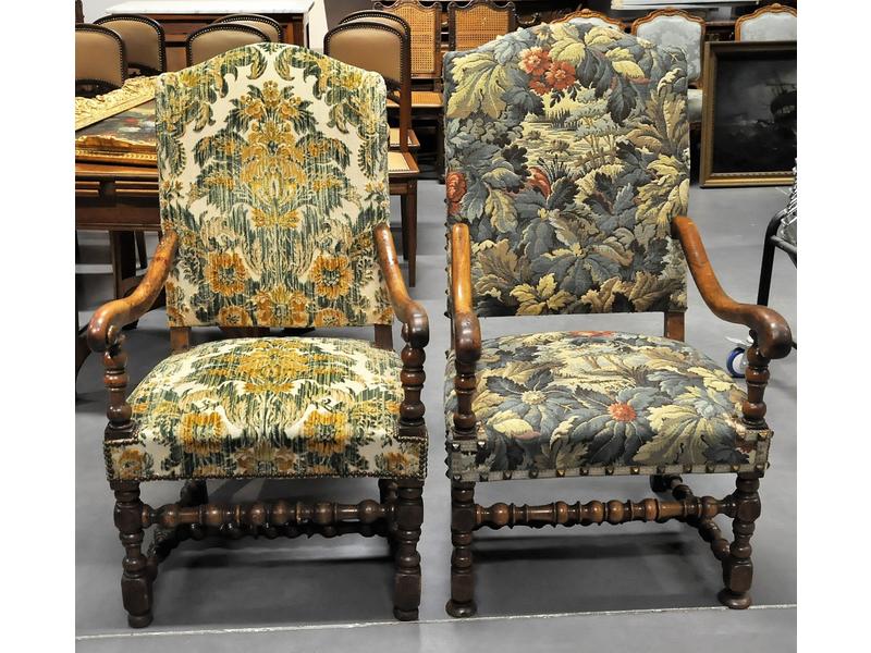 Deux fauteuils Louis XIII (pouvant former paire) en noyer. Consoles d'accotoirs et piètement à entretoise en bois tourné. (un fauteuil aux pieds entés)