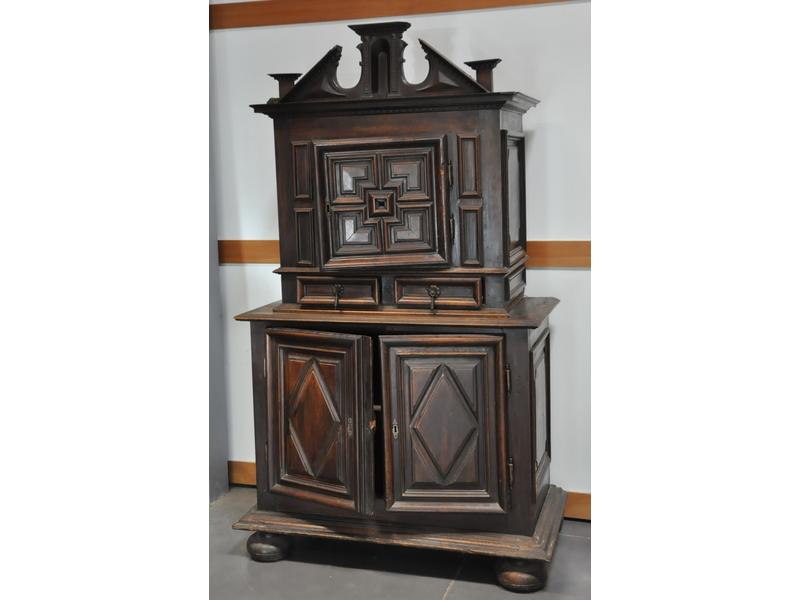 Buffet à fronton brisé en noyer mouluré, partie supérieur à diminutif en léger retrait ouvrant par une porte et deux tiroirs en partie supérieure, deux portes en partie inférieure. Epoque Louis XIII (petits accidents et manques, fronton d'époque postérieure)