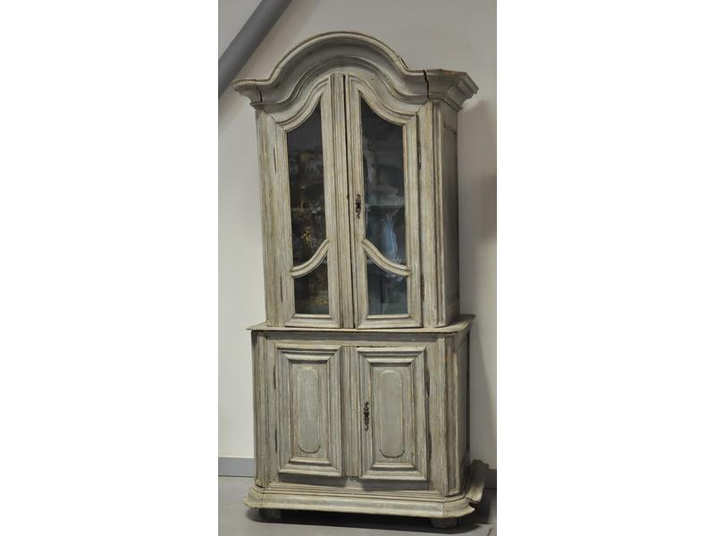 Meuble vitrine de style Louis XV en bois mouluré rechampi gris, partie supérieure à léger retrait ouvrant par deux portes vitrées, partie basse ouvrant par deux vantaux.  Dim.: 223x103x62 cm.