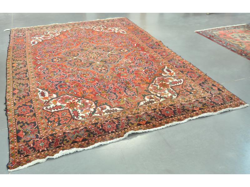 IRAN : Tapis en laine à décor d'un grand médaillon central sur fond bordeaux. Dim : 305 x 209 cm