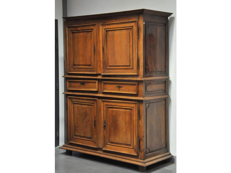 Buffet deux corps en noyer d'époque Louis XIII ouvrant par quatre portes et deux tiroirs moulurés.  Dim.: 205x153x62 cm.