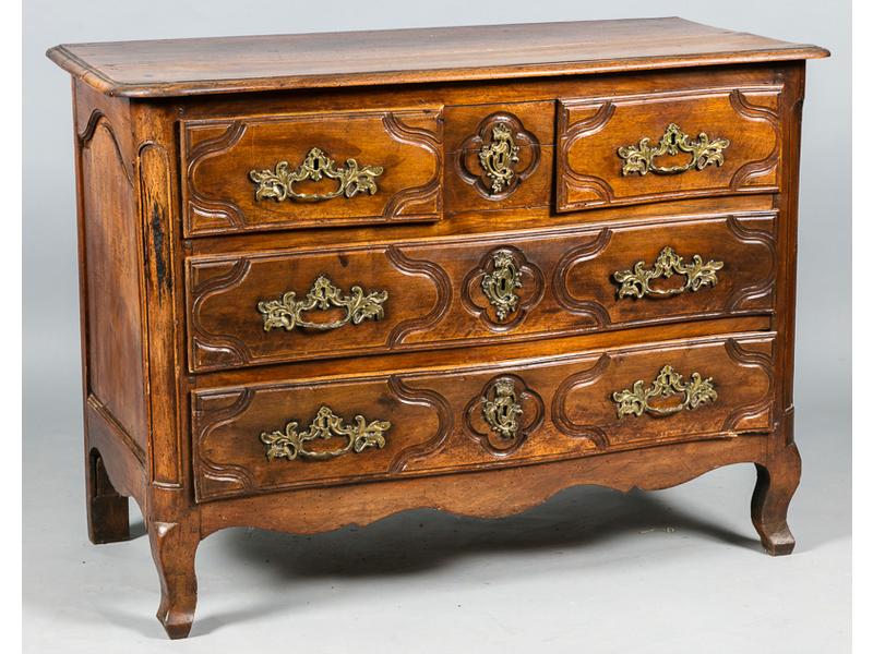 Commode d'Ile de France d'époque XVIIIe siècle en noyer à façade légèrement galbée ouvrant par une série de quatre tiroirs sur trois rangs.  Côtés et tiroirs à décor mouluré.  Elle repose sur deux pieds antérieurs galbés.  Estampillée J. Jacquier et JME.  Plateau en deux parties.  Dim.: 93x129x62 cm