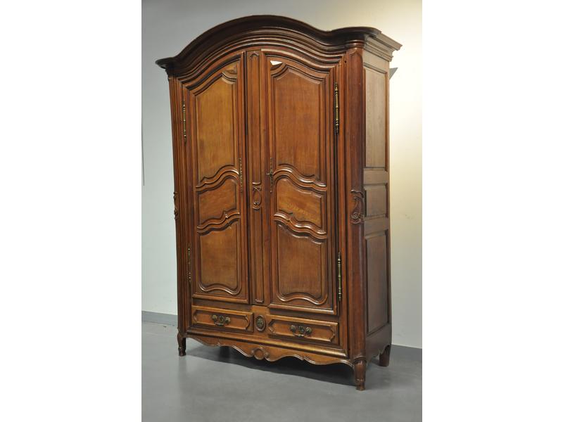 Armoire d'Ile de France d'époque XVIIIe siècle en chêne ouvrant par deux portes moulurées à faux dormant et deux tiroirs.  Corniche chapeau de gendarme.  Dim.: 253x175x63 cm.