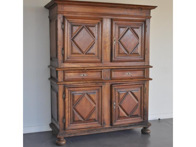 Buffet deux corps en noyer d'époque Louis XIII à décor sculpté de pointes de diamant ouvrant par quatre portes et deux tiroirs médiants.  Epoque XVIIe siècle.  Dim.: 199x152x62 cm. (parties vermoulues)