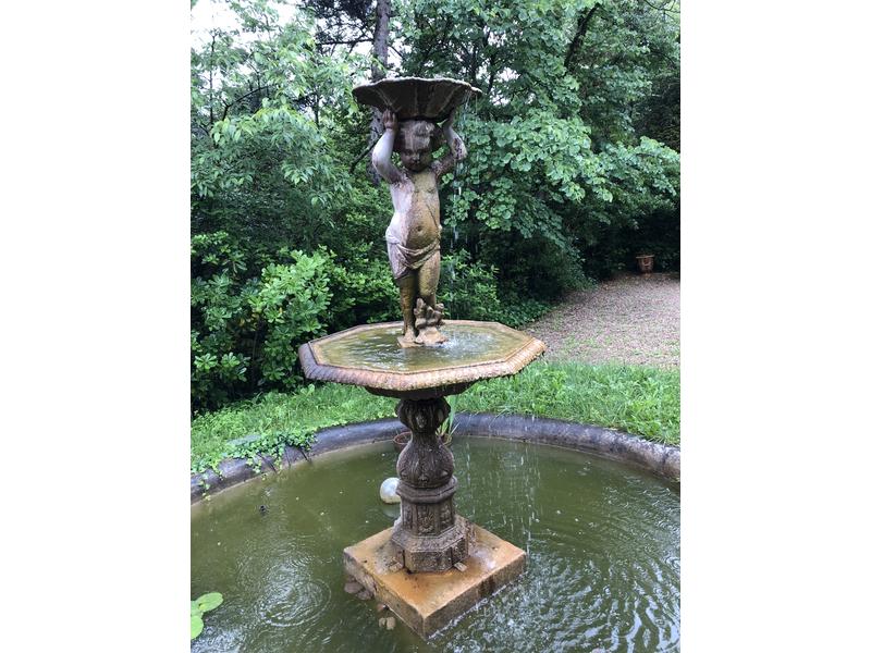 Fontaine de jardin en fonte.  Début XXe siècle.  Vendue sur désignation (prévoir enlèvement avant le 5 juillet 2018).