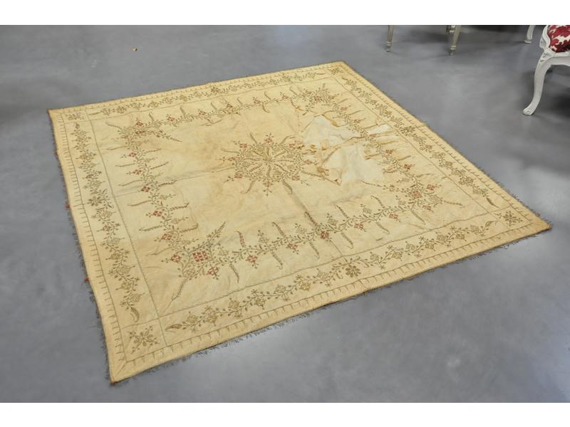 Tapis de table en soie à décor brodé.  Epoque Louis XIV.  Dim.: 160x160 cm. (déchirures)