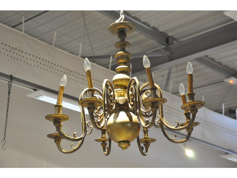 Lustre de style hollandais en bronze et laiton à huit bras de lumière, fût tourné. Fin XIXème. H. 80, diamètre 95 cm.