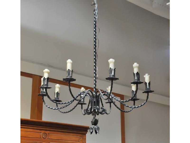 Grand lustre en fer forgé éclairant à dix bras de lumière torsadés.  Diam.: 103 cm.  Hauteur : 130 cm.