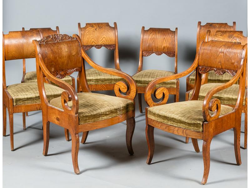 Mobilier de salon en bouleau de Carélie et placage, supports d'accotoirs à crosses, comprenant un canapé, deux fauteuils et six chaises.  Russie.  Début XIXe siècle. (sauts de placage et manques, deux fauteuils différents, six chaises identiques mais trois chaises dont le feuillage en bois sculpté s