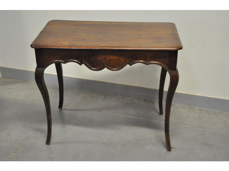 Petite table de salon d'époque Louis XV en bois naturel à quatre côtés légèrement galbés reposant sur quatre pieds cambrés.  Plateau en noyer (rapporté, d'époque postérieure).  Dim.: 68x84x52 cm.