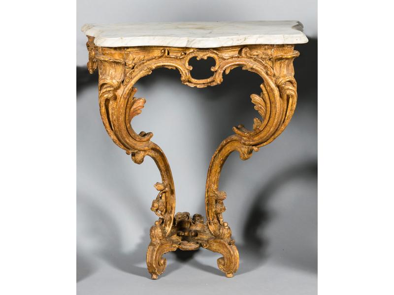Petite console d'applique d'époque Louis XV en bois sculpté et doré, galbée toutes faces, et reposant sur deux pieds antérieurs cambrés et moulurés.  Décor sculpté et ajouré de feuillages et rocailles. Plateau de marbre blanc (restauré).  Dim.: 85x77x52 cm.