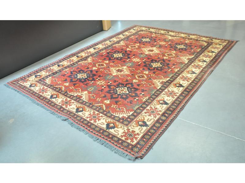 TURKMENE : Tapis en laine polychrome à décor géométrique.  Dim.: 280x200 cm.