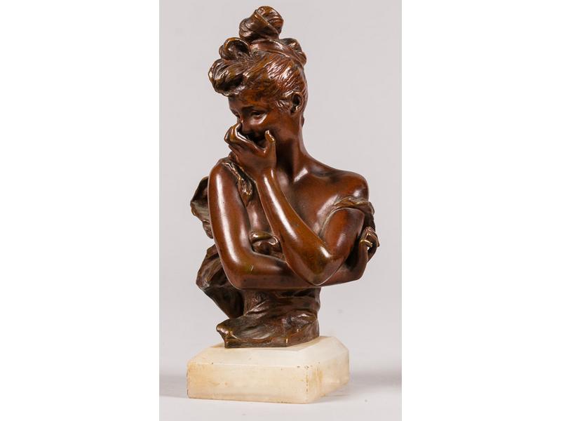 VAN DER STRASSOS : Petit buste de jeune femme riant.  Sujet en bronze à patine cuivrée.  Edité par la Société des Bronzes de Paris.  Sur un socle en onyx.  Signé.  Epoque 1900.  Hauteur totale : 19.5 cm.