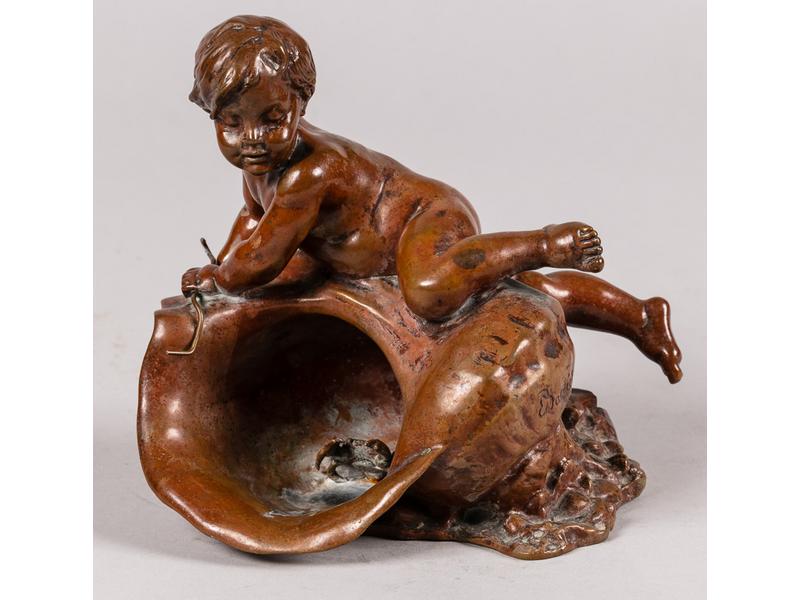 Louis Ernest BARRIAS (1841-1905) : Petit pêcheur de crabe. Sujet en bronze à patine cuivrée.  Signé.  Fonte de Barbedienne à Paris.  Hauteur : 15 cm. (traces de coulures)