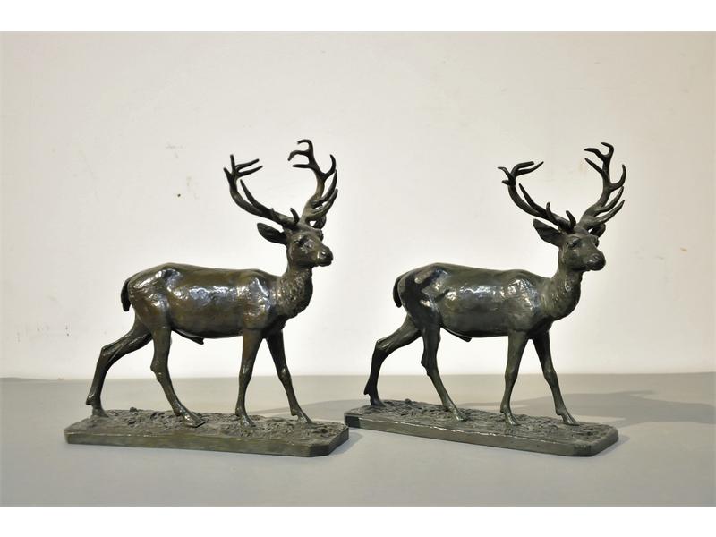 Christophe FRATIN (1801-1864) : Les cerfs.  Paire de bronzes à patine vert foncé.  Signé sur les terrasses.  Dim.: 21x19.5 cm.