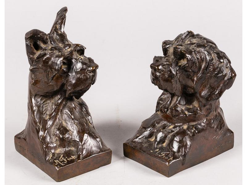 Maximilien FIOT (1886-1953) : Bustes de chiens.  Paire de sujets en bronze à patine brune.  Fonte à cire perdue de Susse Frères, éditeur à Paris.  Signés.  Hauteur : 17.5 et 19 cm.