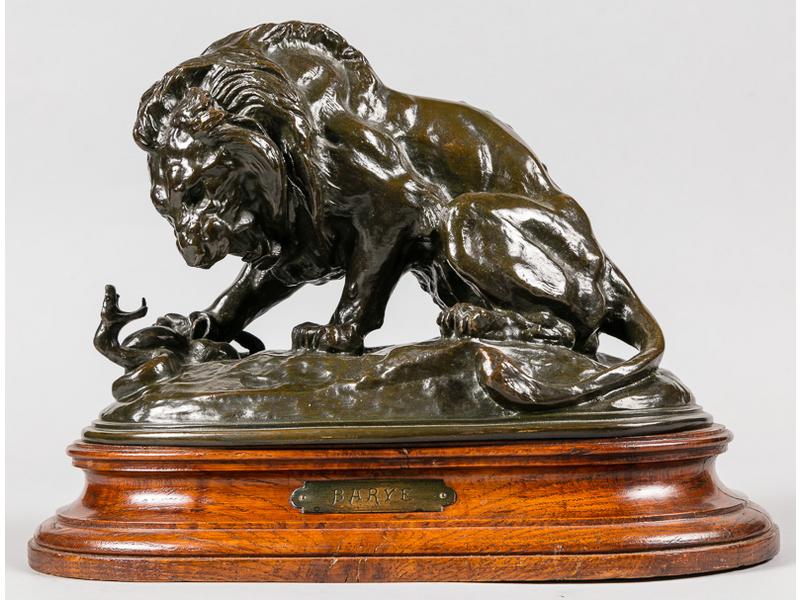 Antoine Louis BARYE : Lion et gavial.  Sujet en bronze à patine vert foncé.  Signé.  Il repose sur un socle mouluré en chêne.  Fonte d'édition.  Dim. du bronze : 21.5x31 cm.