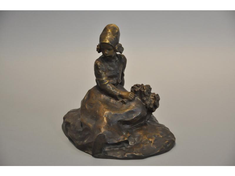 Ruth Anna Maria MILLES (1873-1941) : Jeune fille assise au bouquet de fleurs.  Bronze patine médaille.  Dim.: 17x19x15 cm.