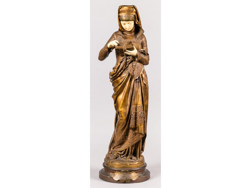 Albert CARRIER-BELLEUSE (1834-1887) : La liseuse (grand modèle).  Sculpture chryséléphantine en bronze à patine mordorée et ivoire (visage et mains).  Signée sur la terrasse.  Hauteur sans le socle : 72.5 cm.  Hauteur avec le socle : 78.5 cm. (visage légèrement désaxé, quelques cheveux aux mains)