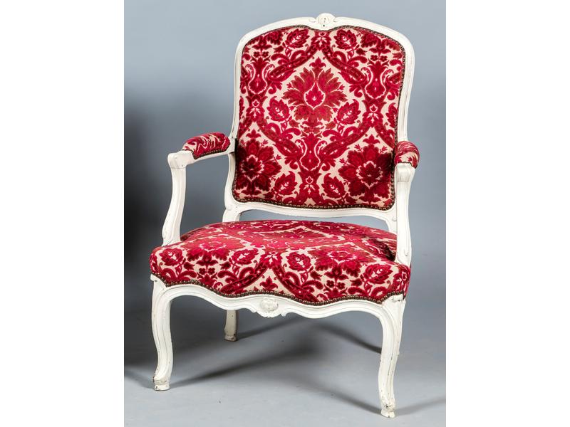 Réf.5/ Fauteuil d'époque Louis XV à dossier plat en bois relaqué blanc mouluré