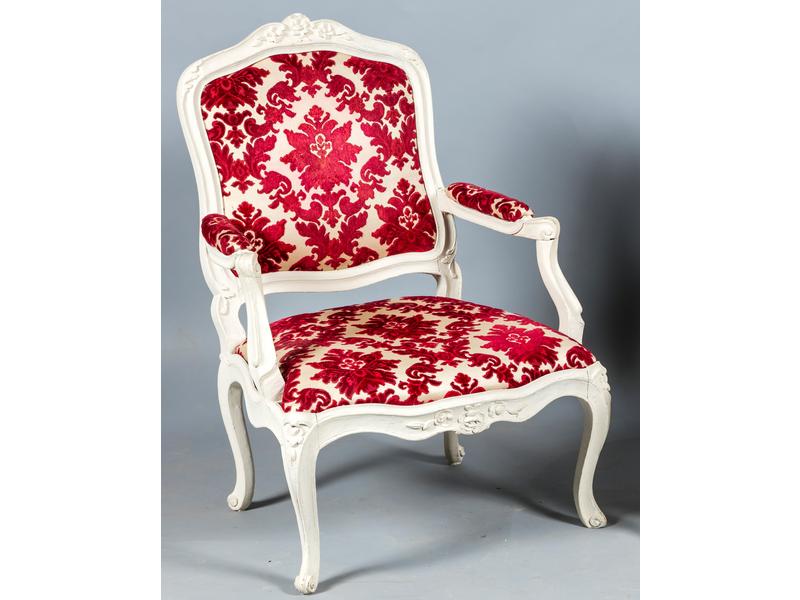 Fauteuil d'époque Louis XV à dossier plat, garniture à chassis sur une structure en bois relaqué blanc mouluré et sculpté de fleurettes