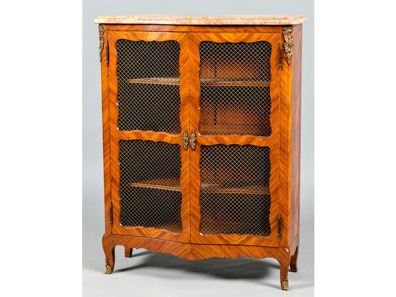 Petite bibliothèque basse de style Louis XV en placage de bois de rose et frisage reposant sur quatre pieds galbés et ouvrant par deux vantaux grillagés.  Plateau de marbre.  Dim.: 114x86x30 cm.
