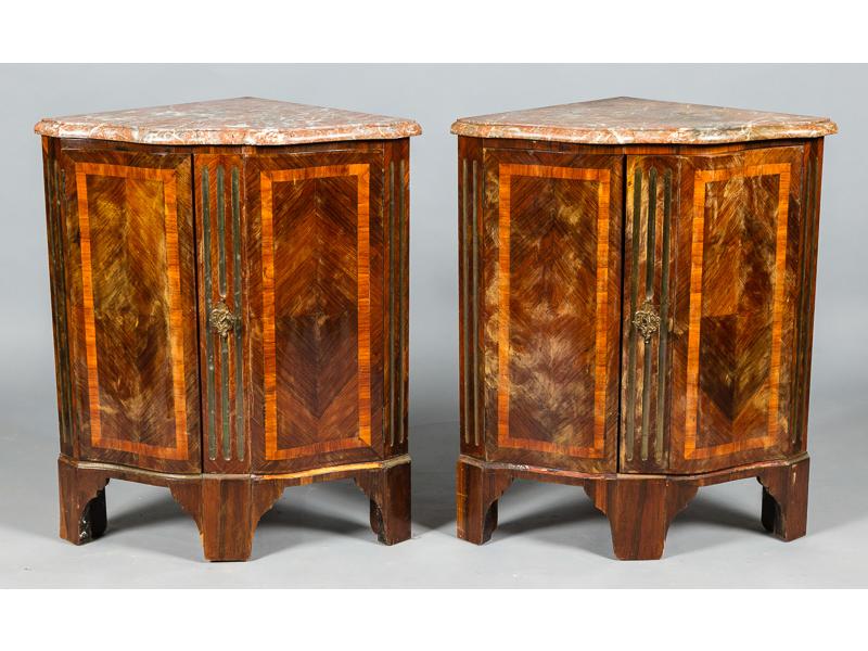 Paire d'encoignures en bois de placage à façade galbée.  Faux-dormant et montants à cannelures ornées de laiton.  Plateau de marbre rouge.  Epoque Louis XV.  Dim.: 88x54x54 cm. (vernis à restaurer)