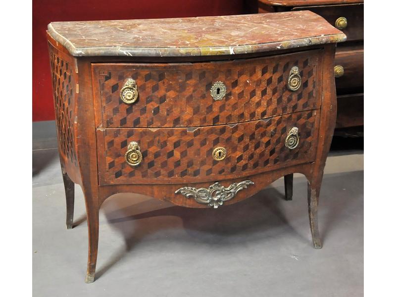 Commode Louis XV à toutes faces galbées ouvrant par deux tiroirs sans traverse.  Beau décor marqueté (façade et côtés) de cubes sans fond.  Plateau de marbre reposant sur quatre pieds finement cambrés.  Dim.: 85x100x52 cm. (quelques fentes et sauts de placage particulèrement au niveau des pieds)