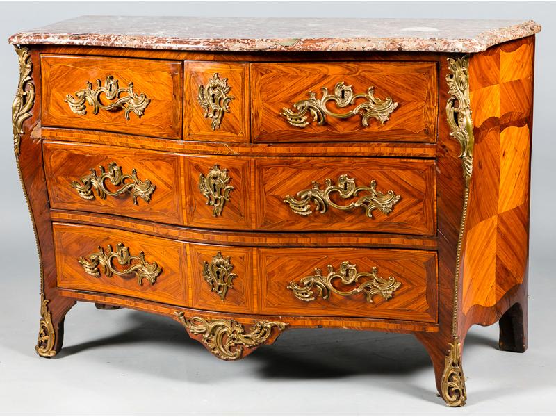 Commode tombeau d'époque Louis XV en placage de bois de rose, amarante et filets de bois clair, galbée toutes faces, ouvrant par une série de cinq tiroirs sur trois rangs. Belle ornementation de bronzes telle que poignées de tirage, entrées de serrure, chutes et sabots. Plateau de marbre Brèche roug