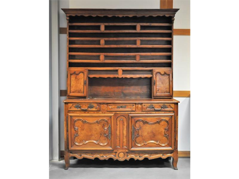 Buffet vaisselier Bressan en merisier et orme. Il ouvre en partie inférieure par deux portes moulurées et deux tiroirs et en partie supérieure par deux portes à vantaux latéraux. Epoque XVIIIème. Dim. 230 x 173 x 53 cm.